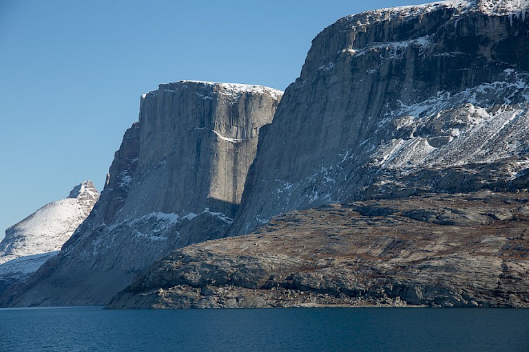 Indrukwekkende kliffen bij Cape Mercy.
