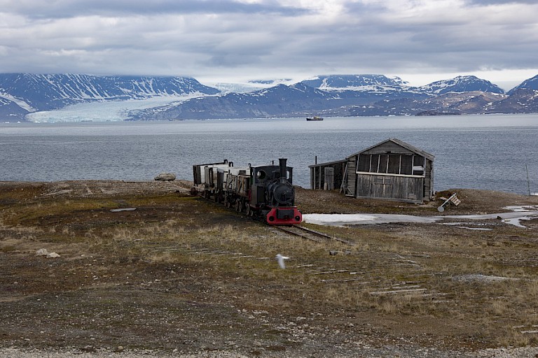Het treintje van Ny-Ålesund herinnert aan de kolenmijndagen van het plaatsje.