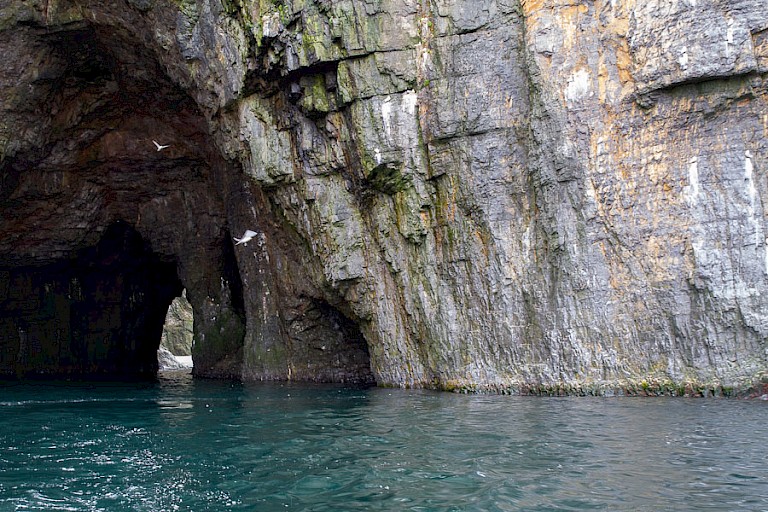 Hier en daar heeft de zee gaten in de rotsen uitgesleten.