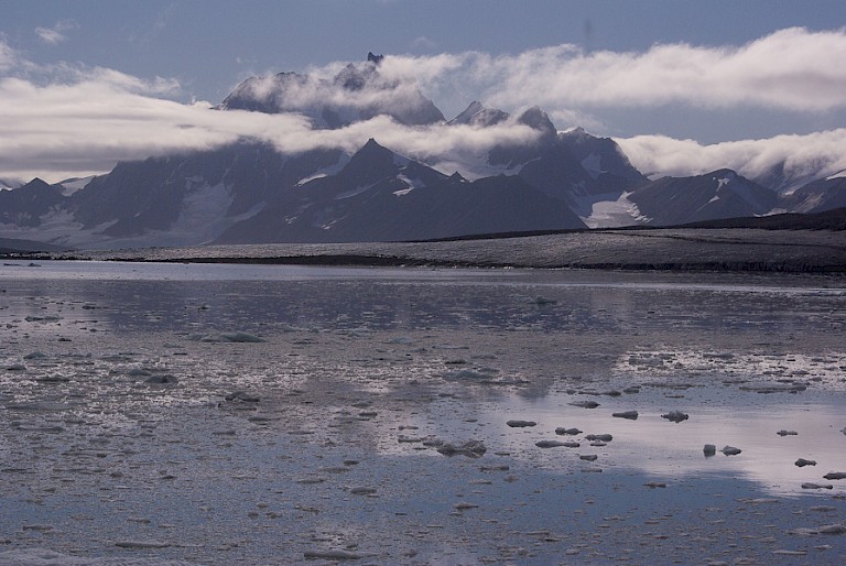 Uitzicht op Honrnsundtinden, met 1431m de hoogste bergtop van het zuiden van Spitsbergen.