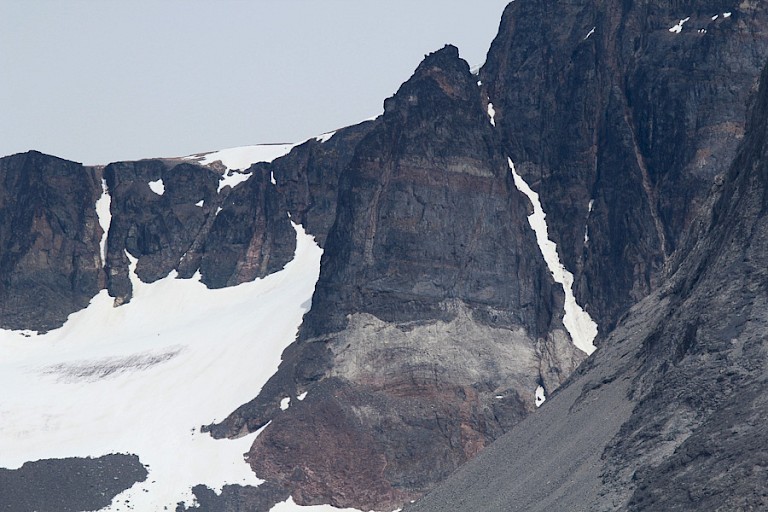 Granieten bergwanden typeren het landschap rond de Tasermiutfjord.