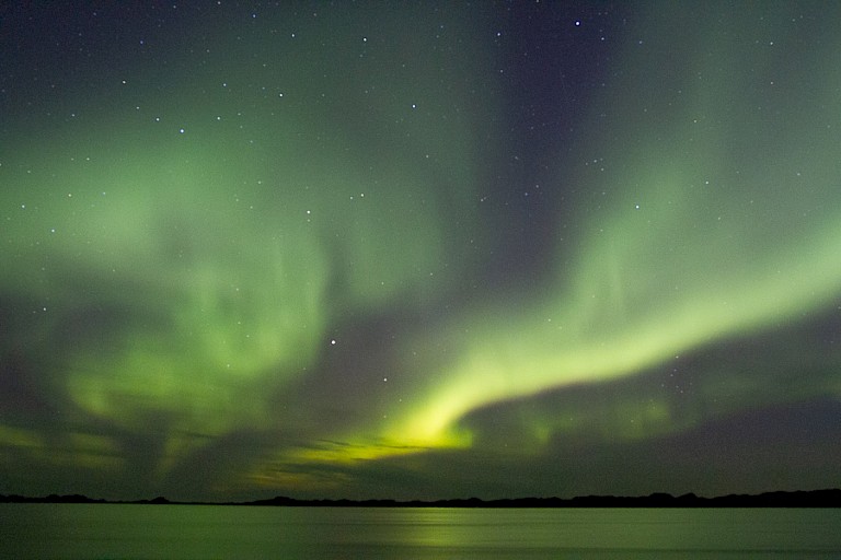 Noorderlicht (Aurora borealis) boven zee.