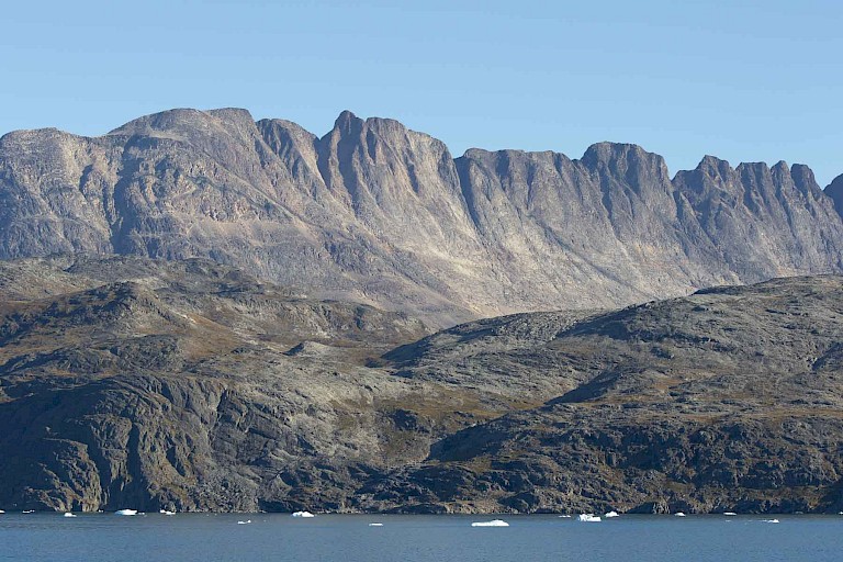 Bergrug langs de Skjoldungenfjord