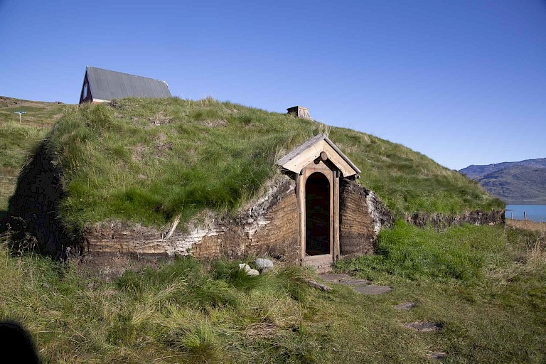 Het longhouse uit de tijd toen de Noorman Erik de Rode in Brattahlið (nu Qassiarsuk) leefde.