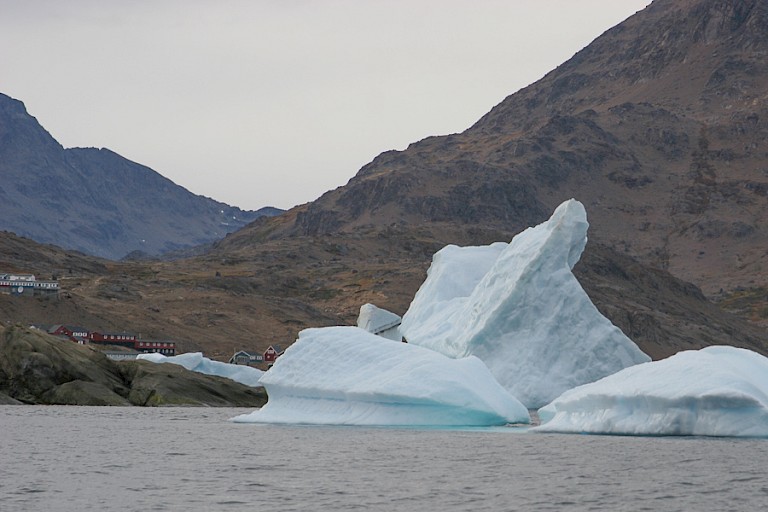 Voor de Zuidoostkust van Groenland kunnen grote ijsbergen drijven.