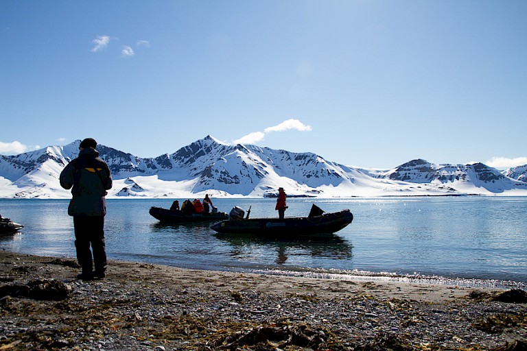 Landingen worden gedaan met zodiacs.