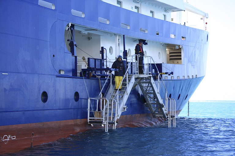platform met twee gangways