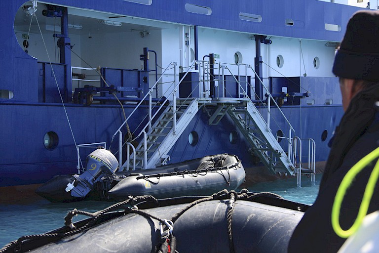 Zodiacs bij de gangways
