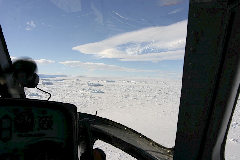 Met de helikopter over de ijsvelden