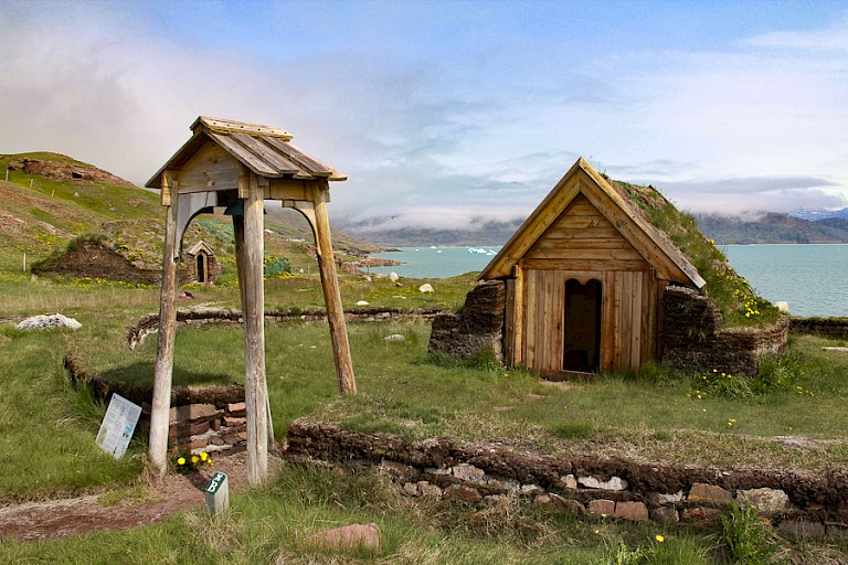 Brattahlíð de replica van het kerkje.