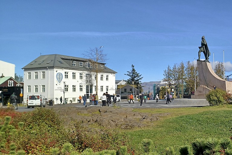 De reis begint in Reykjavík de hoofdstad van IJsland.