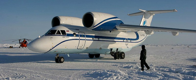 Het passagiers-/vrachtvliegtuig is klaar om te vertrekken naar Spitsbergen.