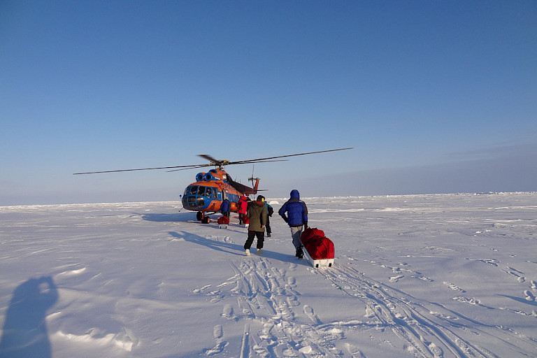 De helikopter komt de groep ophalen om hen terug naar de ijsbasis Barneo te brengen.