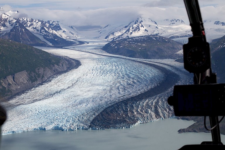 Uitzicht op de gletsjer vanuit de helikopter.