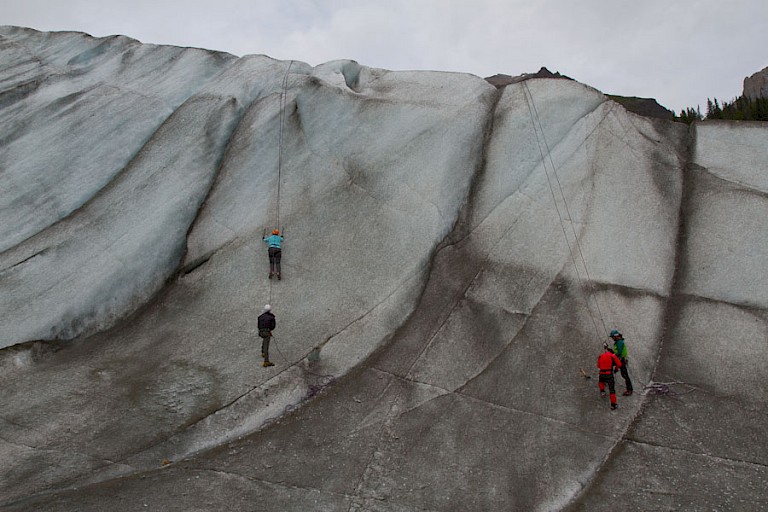 Beklimmen van een gletsjerwand bij Kennicott, Alaska.