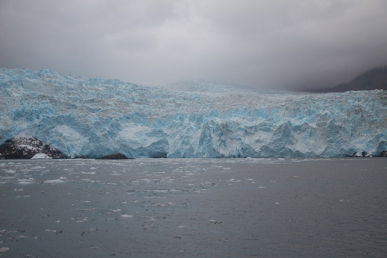 Gletsjerfront in de mist.