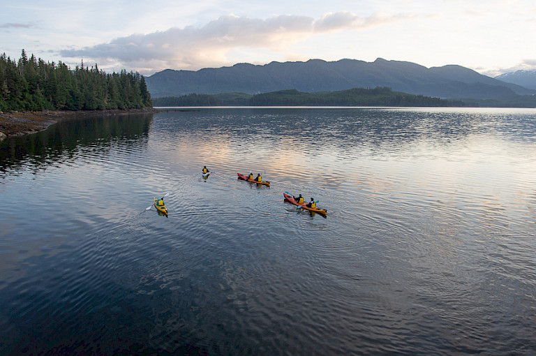 Kajakken in één van de baaien van Chichagof Island.
