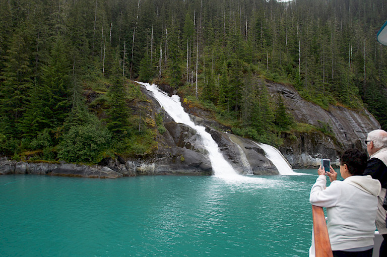 Een waterval in de Tracy Armfjord.