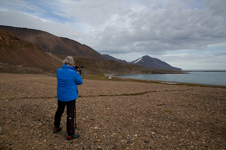 Dundas Harbour, met op de achtergrond de verlaten nederzetting.