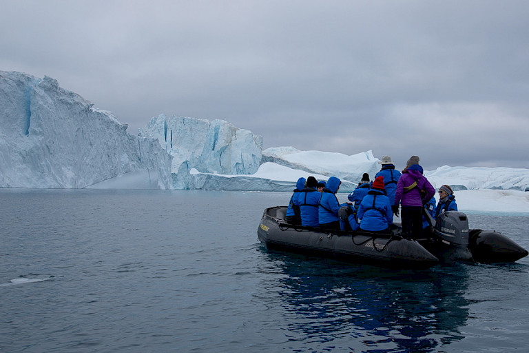 Met de zodiac naar de ijsbergen, Noordwest-Passage, Canada.