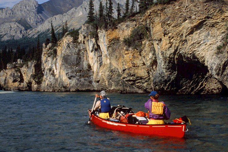 Een nauwe kloof, genaamd Middle Canyon in Yukon.