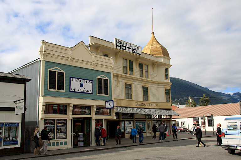 Skagway, ooit het begin van de route van de goudzoekers.