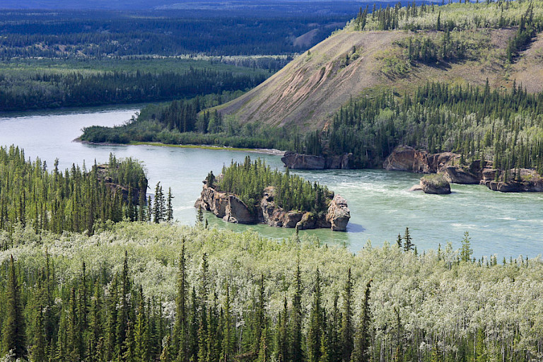 De Yukon stroomt dwars door de provincie Yukon naar Alaska.