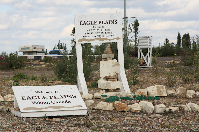 Het enige motel en tankstation langs de Dempster Highway.