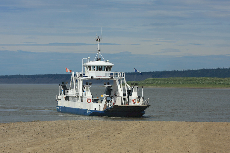 Een van de veerboten in de Dempster Highway.