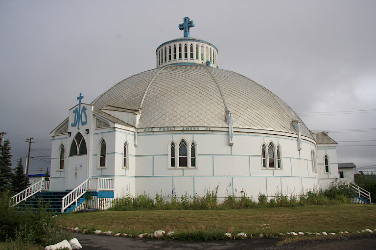 De Iglokerk in Inuvik, plaatsje aan de Beaufortzee.