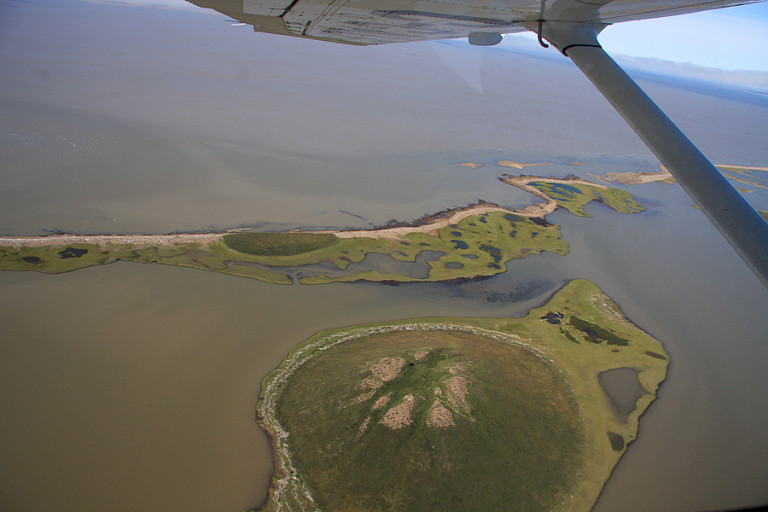 Vlucht van Inuvik naar Tukoyaktuk met uitzicht op een pingo.