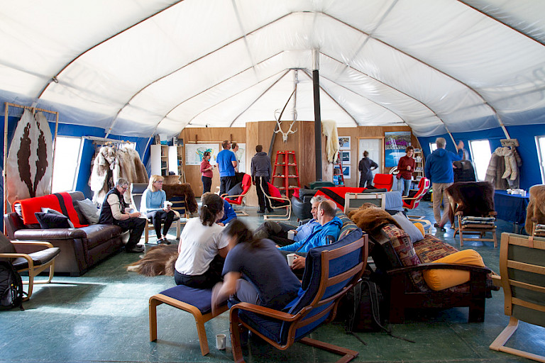 De ontspanningsruimte van de Arctic Watch Lodge.