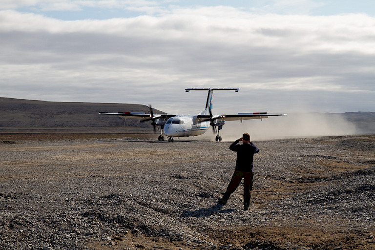 Het vliegtuig arriveert....... Het einde van het verblijf in de Arctic Watch Lodge.