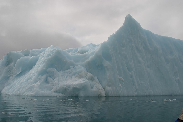 Enorme ijsbergen komen vanaf de gletsjers op Ellesmere.