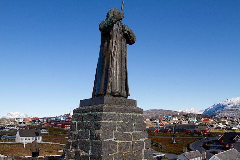 Standbeeld van Hans Egede in Nuuk, de hoofdstad van Groenland.