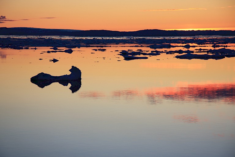 In augustus raakt de zon weer net de horizon en zorgt voor een prachtig kleurenspel.