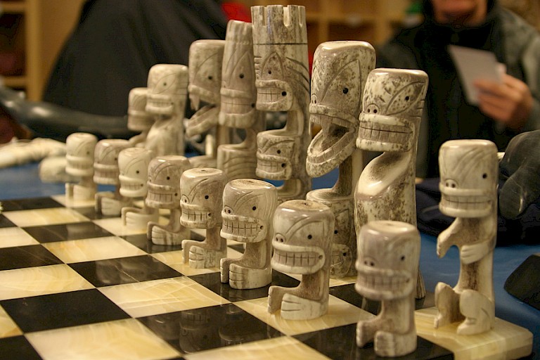 Ivoren schaakstukken. Kunstwerk uit Cape Dorset.