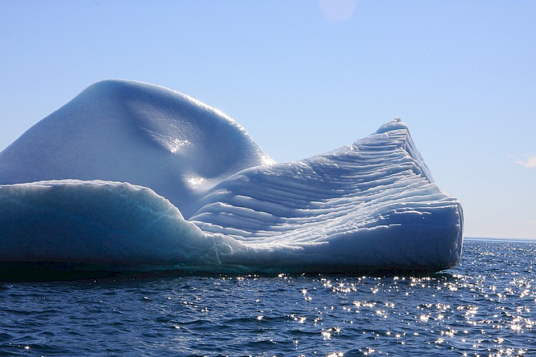 Gigantische ijsberg in Straat Davis.