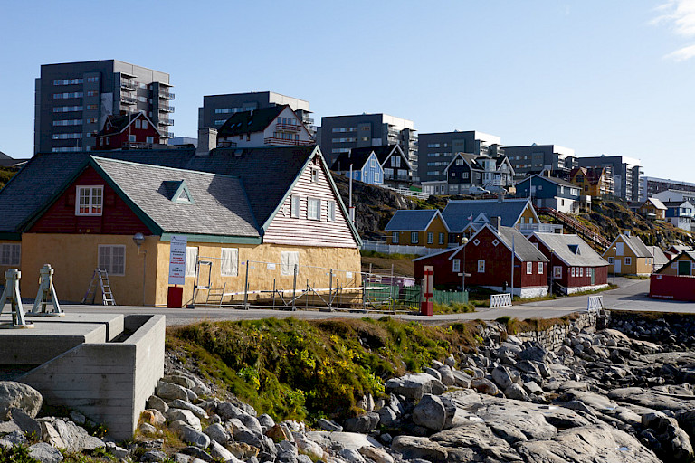 Oude en nieuwe gebouwen in de hoofdstad Nuuk, Groenland.