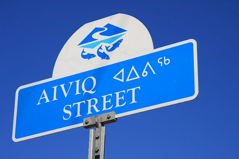 Straat aanduiding in Iqaluit.