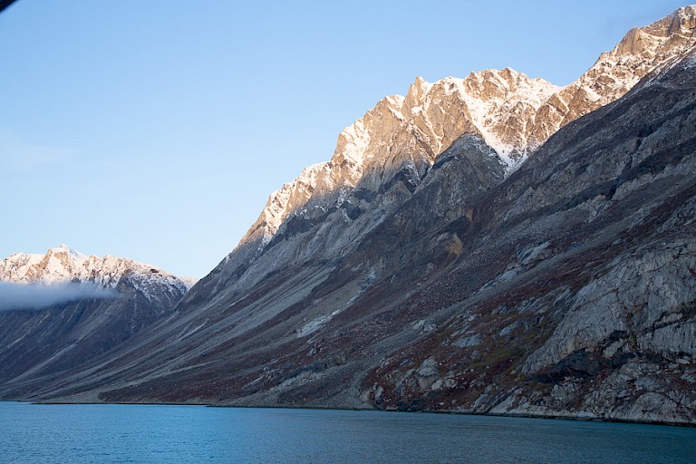 Steile bergwanden langs de Kangerlussuaqfjord.