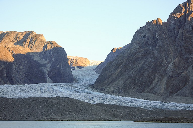 Gletsjer in de bergrug langs de Kangerlussuaqfjord.