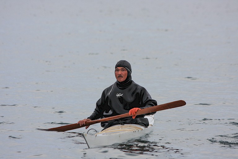 Kajakdemonstratie in Qaarsut. Uiteraard met Eskimorol!