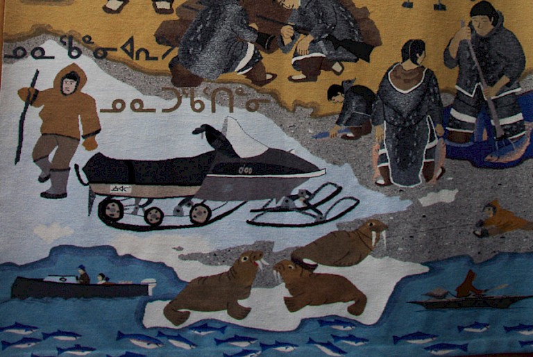 Pond Inlet is bekend om de vele beeldend kunstenaars, op het vliegveld van Resolute worden werkstukken als souvenir in de winkel te koop aangeboden.