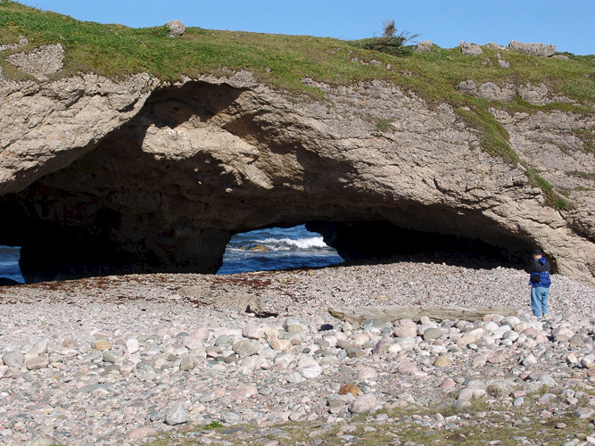 Natuurlijk ontstane bogen aan de westkust van Newfoundland.