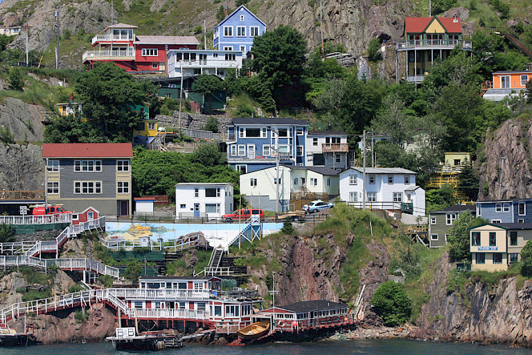 Traditionele huisjes bij de ingang naar de baai bij St. John's.