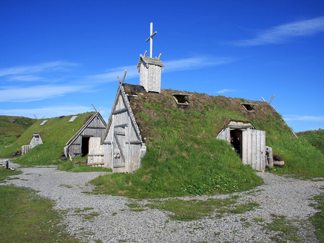 Replica huisjes en werkplaatsen uit de tijd van de Noormannen in Norsted bij L' Anse aux Meadows.