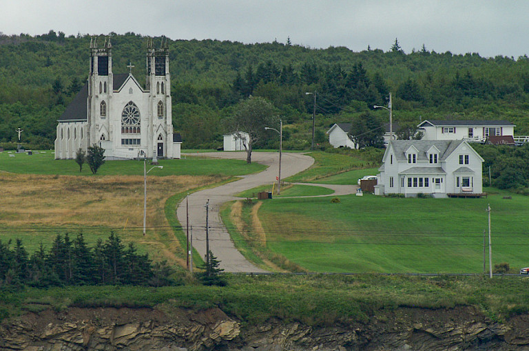 Een van de kerken in North Sydney gezien vanaf de ferry naar Newfoundland.