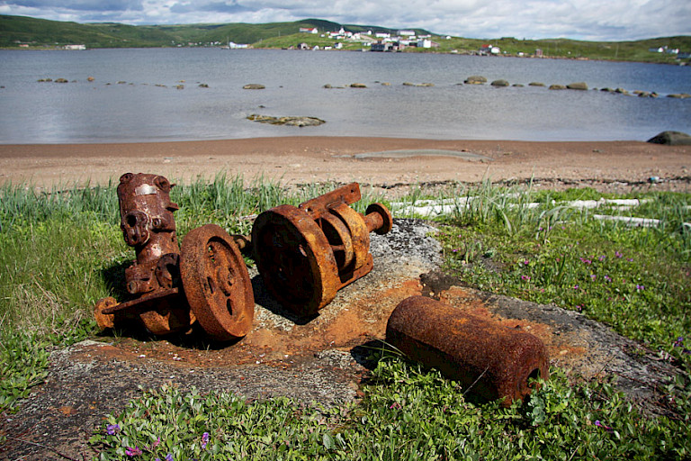 Overblijfselen van de walvisvaart op Saddle Island in de baai bij Red Bay.