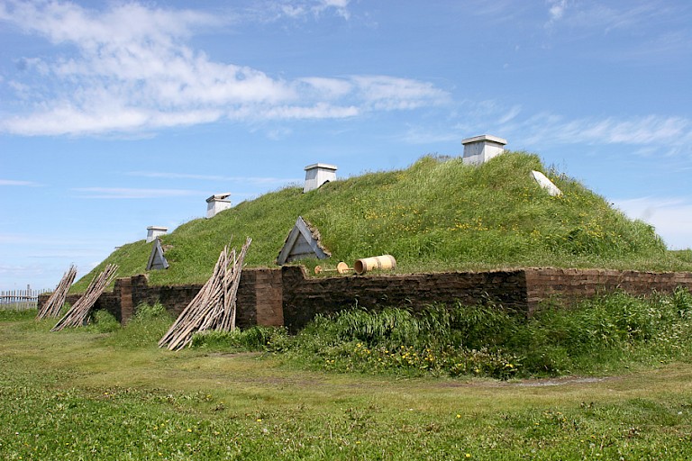 Replica van een Viking langhuis in L'Anse aux Meadows, Newfoundland.